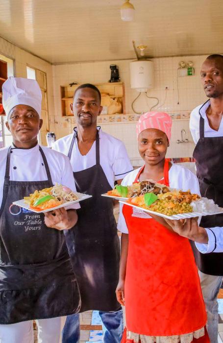 MANGEZ BIEN AVEC NOUS...